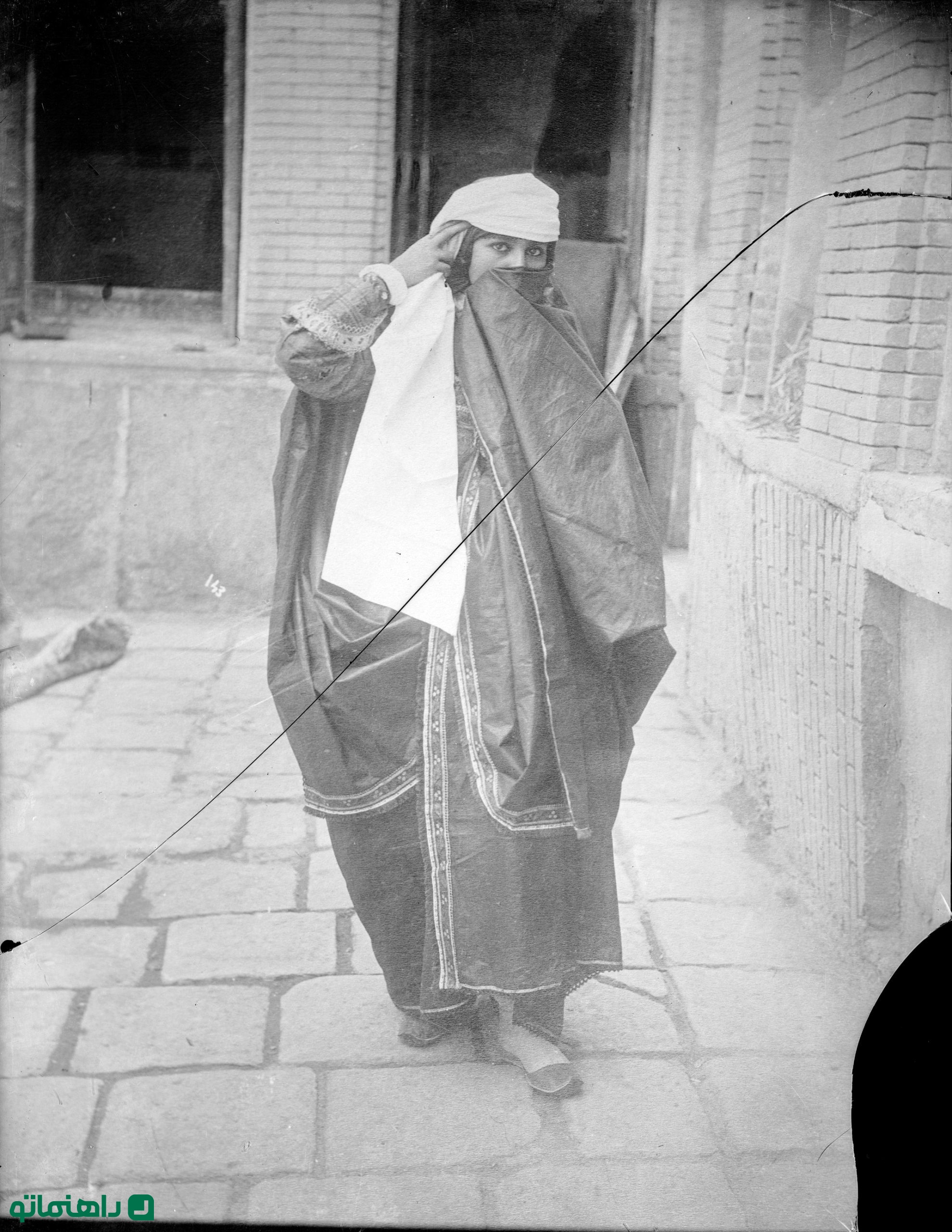 زن جوان قاجاری