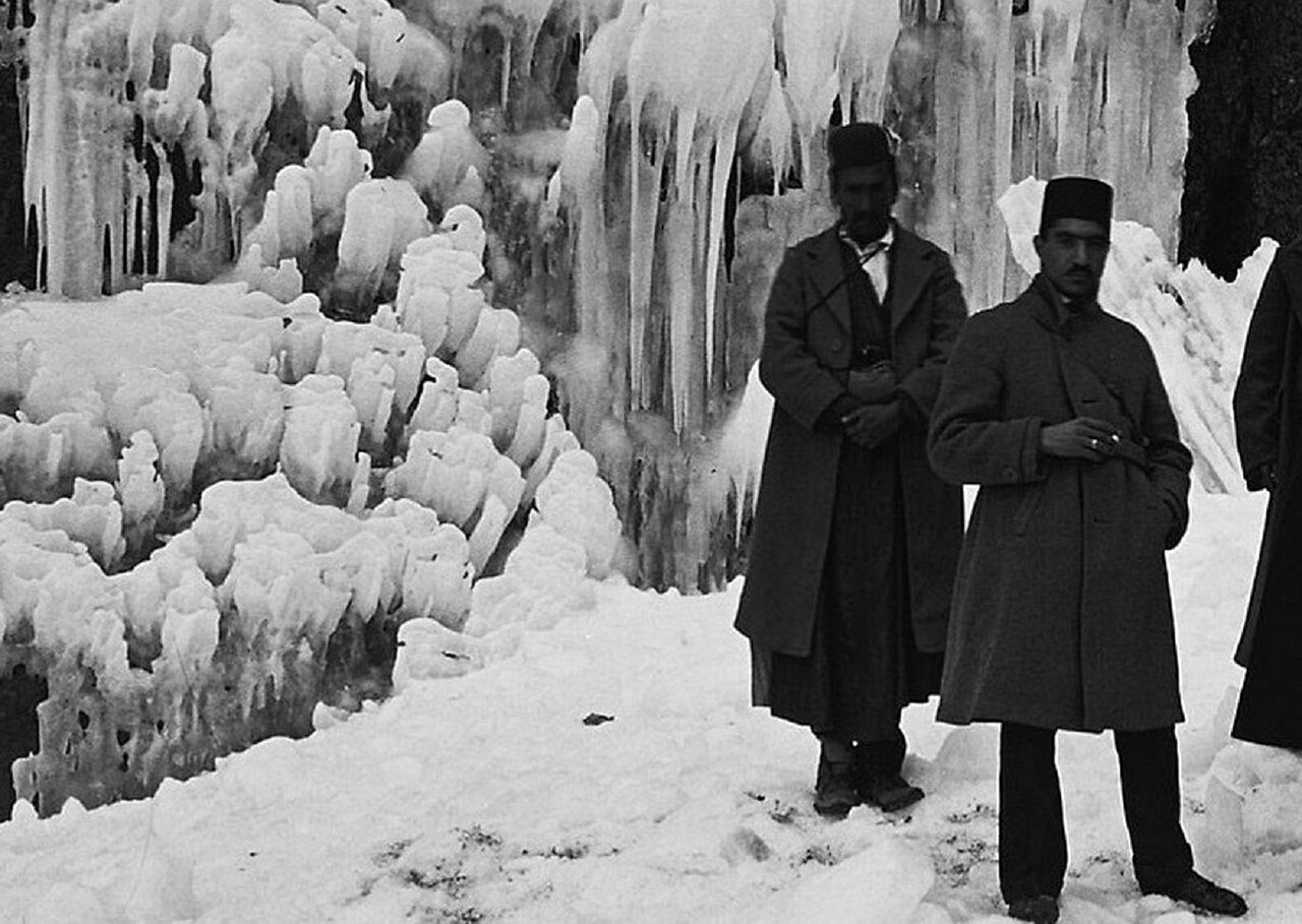 رجال قاجاری پای آبشار یخ + تصاویر