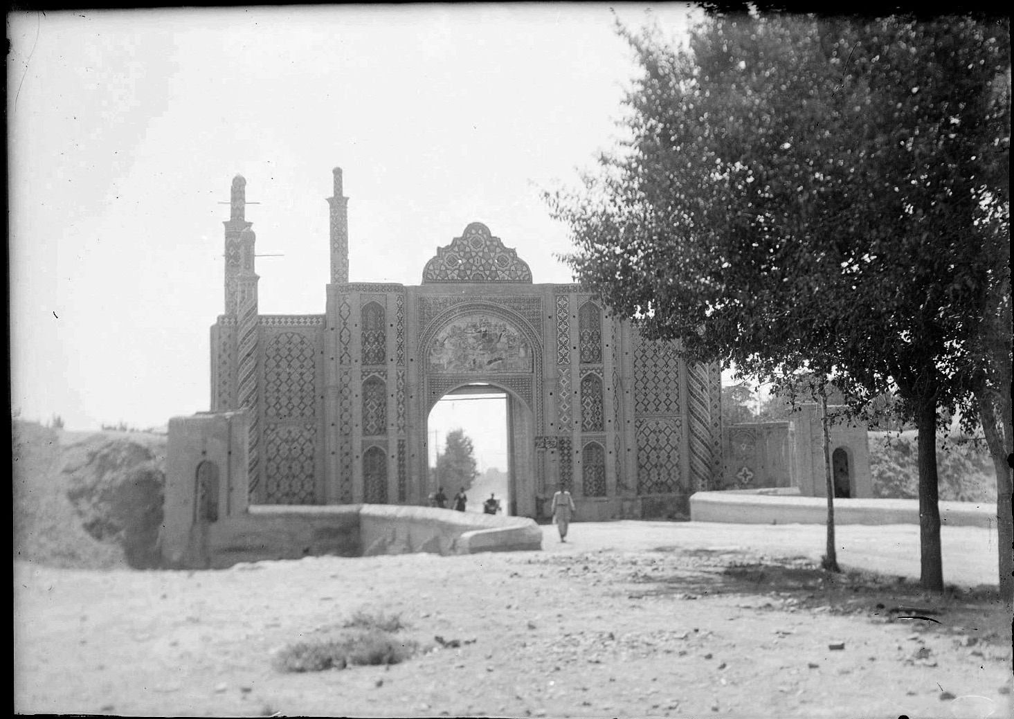 دروازه دولت و دیوارهای خشتی تهران در اوایل قرن بیستم + عکس