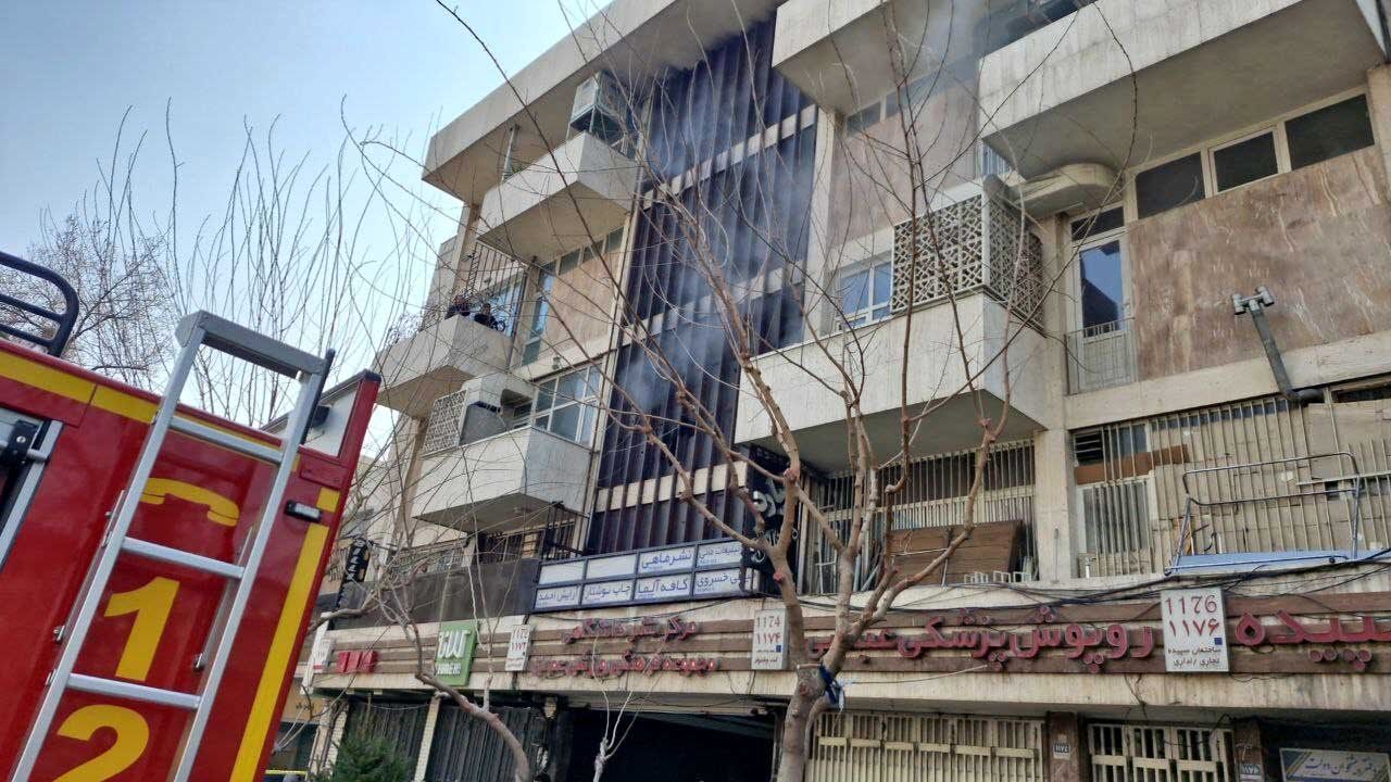 اولین تصاویر از آتش‌سوزی در خیابان انقلاب