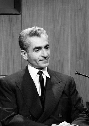 محمدرضا پهلوی و فرح در حال سورتمه سواری در دیزنی لند سال 1341