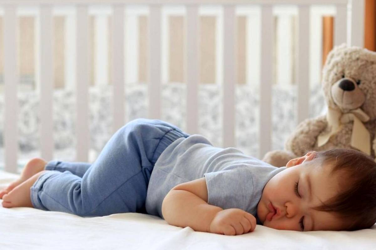 راهنمای فرزندپروری؛ از چه سنی کودک باید در اتاق خود بخوابد؟