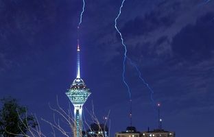 لحظه برخورد صاعقه به برج میلاد شب گذشته + ویدئو