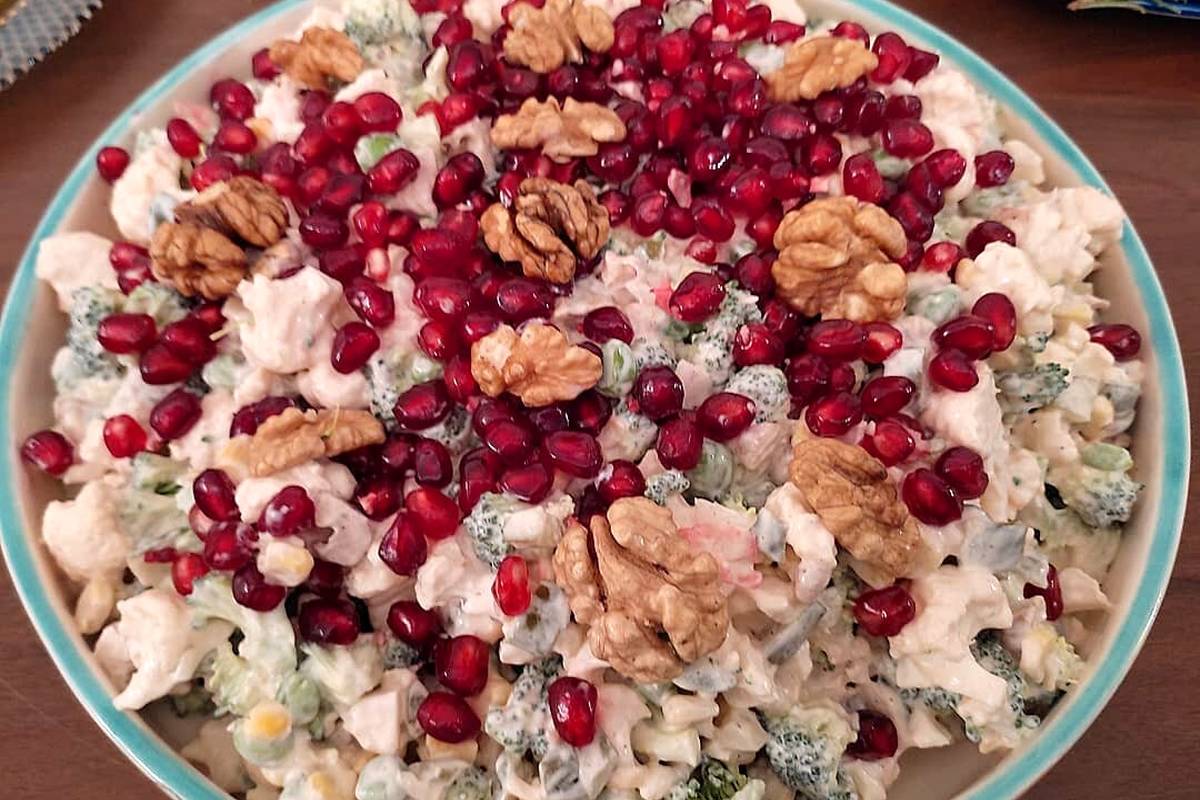 طرز تهیه سالاد انار و کلم برای مهمانی شب یلدا