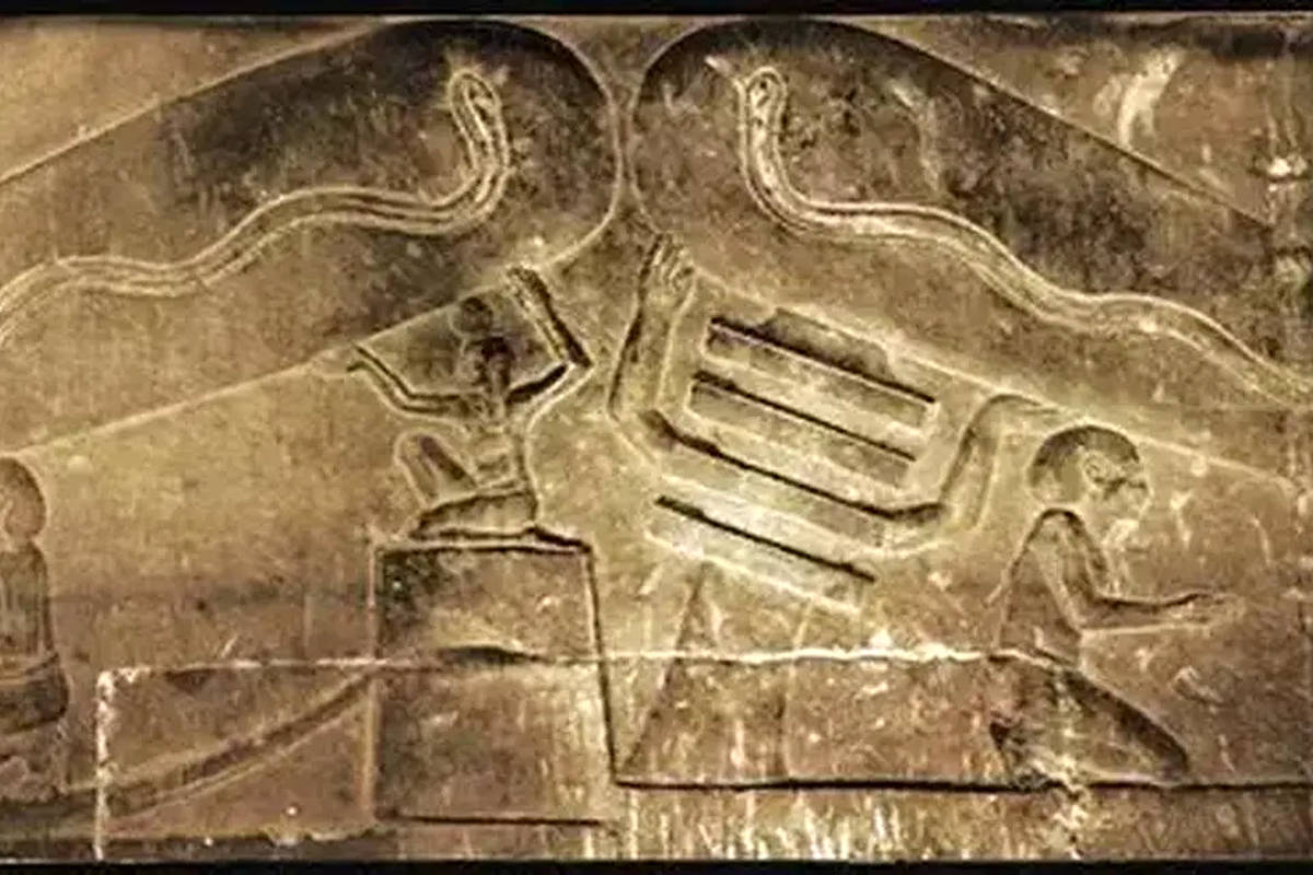 آیا مصریان باستان لامپ و باتری داشتند؟ 