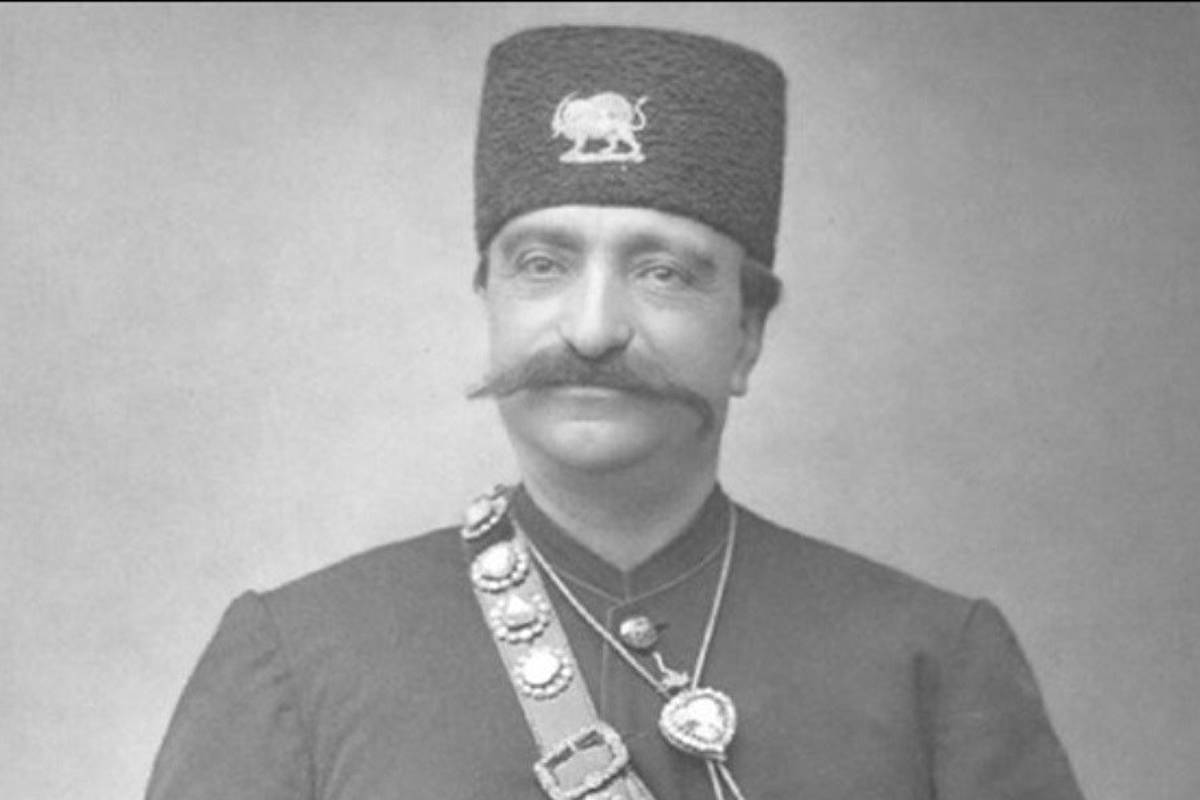 ژست دیدنیِ ناصرالدین شاه کنار زنان حرمسرا!