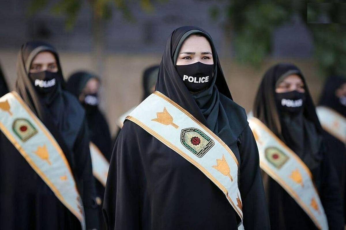 سفر به تهران قدیم؛ «افسر پلیس زن راهنمایی رانندگی-خیابان ولیعصر»؛ دهه 40 + تصویر