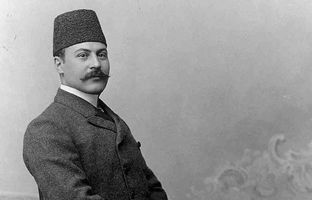 وزیر خارجه دوره قاجار با لباس تشریفات