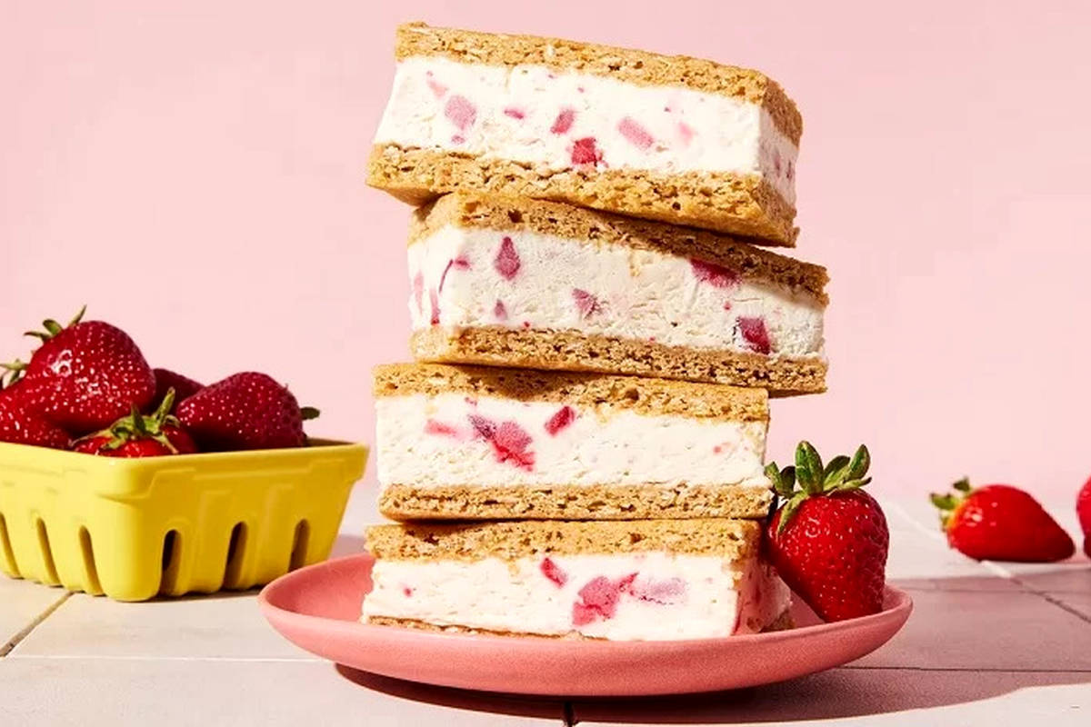 خوشمزه بپزید؛ طرز تهیه بیسکویت بستنی توت فرنگی