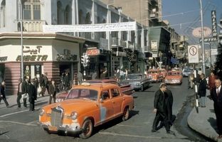 «کافه آیبتا، نبش لاله زار نو و تیپ عابران»؛ سال 1308 + تصویر