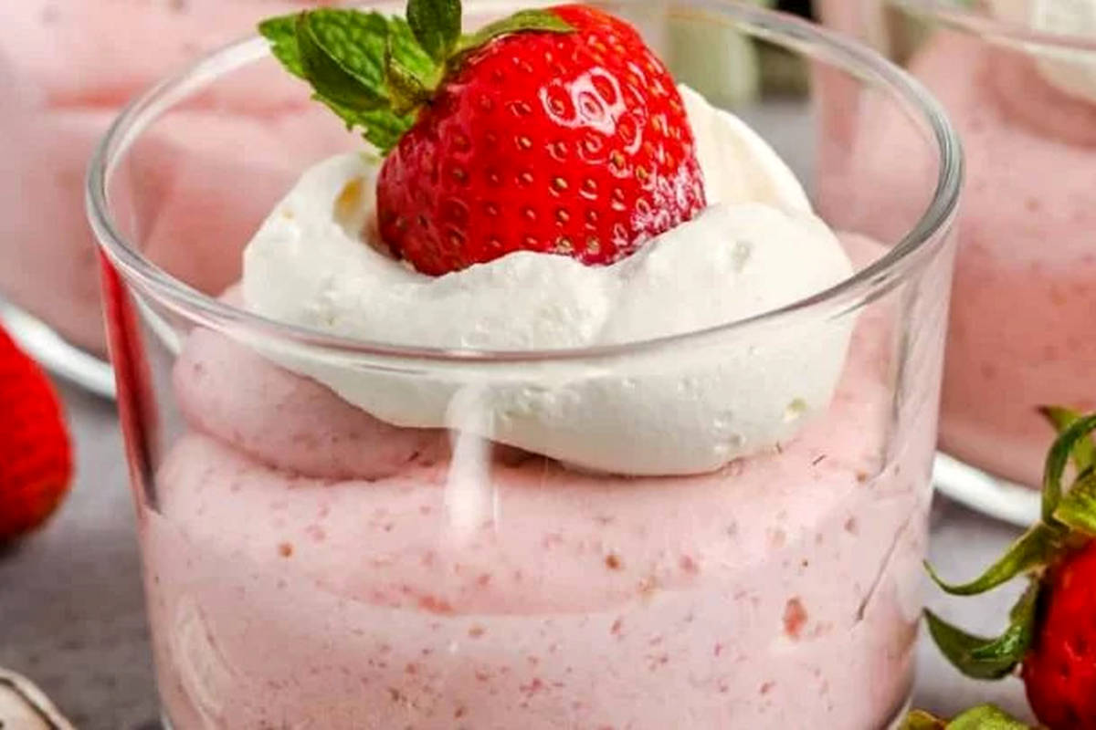طرز تهیه موس توت فرنگی؛ دسر خوشبو و لطیف