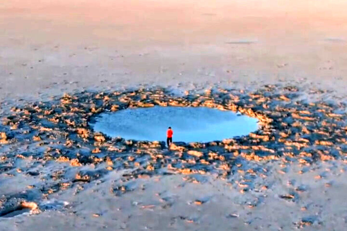 علت ایجاد گودالهای عجیب دریاچه ارومیه مشخص شد