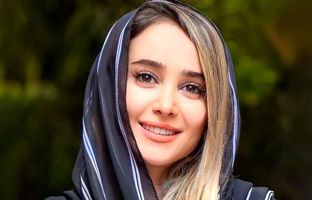 استایل به سبک سلبریتی‌ها؛ استایل دخترانه با وست بهاری به سبک الناز حبیبی