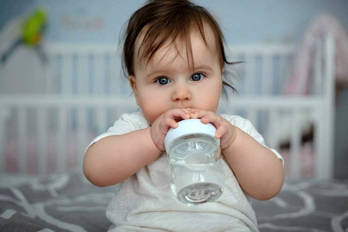 آب دادن به نوزاد تا قبل از چند ماهگی ممنوع است؟