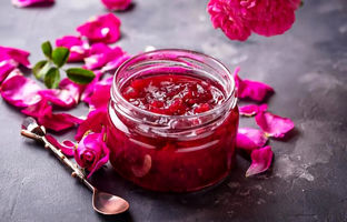 خوشمزه بپزید؛ طرز تهیه مربای گل محمدی با گلبرگ تازه