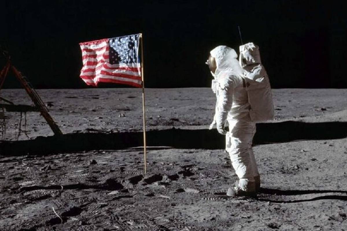 آیا پرچم آمریکا هنوز روی ماه است و می‌توان با تلسکوپ آن را دید