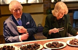 پادشاه و ملکه انگلیس در حال بسته بندی خرما برای افطار ماه رمضان + ویدئو