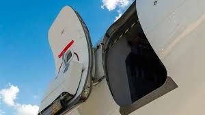 آیا واقعاً می‌توان درهای هواپیما را هنگام پرواز باز کرد؟