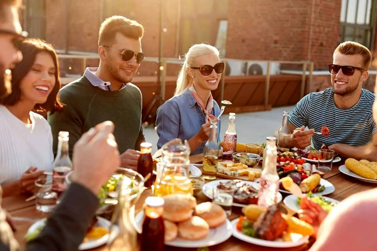  ۸ ویژگی دوستانی که از خانواده نزدیکترند! 