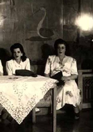 همسران دوم و سوم رضاخان در یک قاب؛ سال 1324
