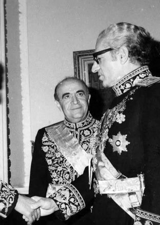 «جمشید آموزگار» در حال بوسیدن دست فرح؛ دهه 50