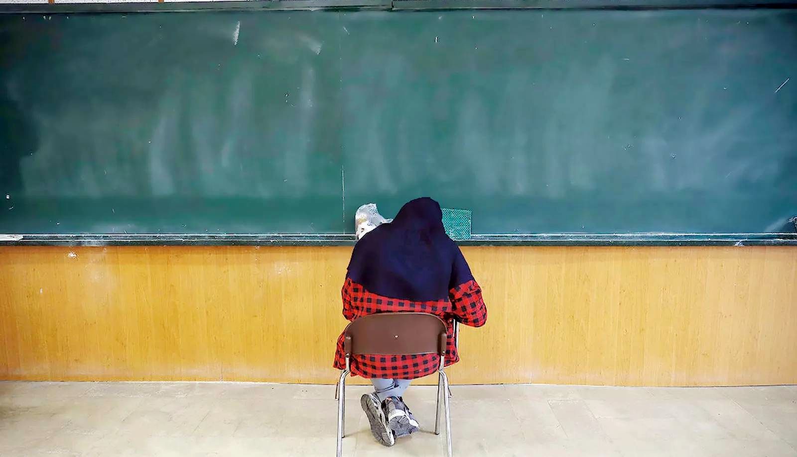 استفاده از پهپاد برای جلوگیری از تقلب در امتحانات دبیرستان! + ویدئو