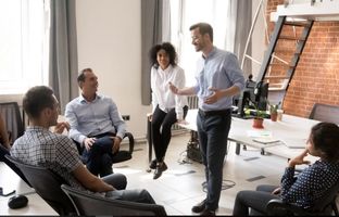 چطو در جمع «قشنگ و با اعتماد به نفس» حرف بزنیم؟