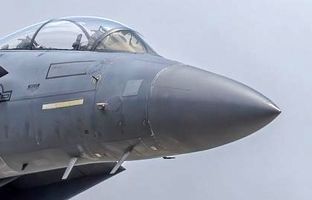 اوج‌گیری استرایک ایگل؛ پرواز F-15E از پایگاه آمریکایی در خاک بریتانیا + عکس
