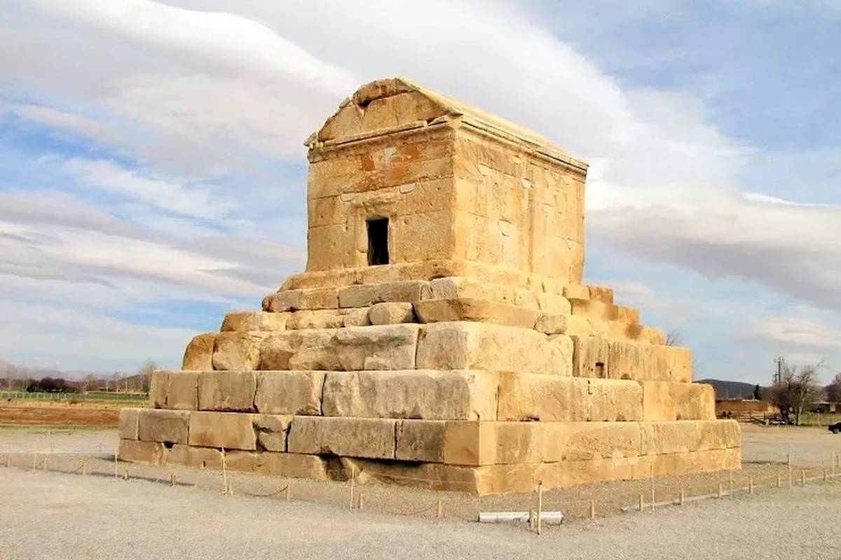 مقبرۀ کوروش کبیر؛ یک قرن قبل + تصویر