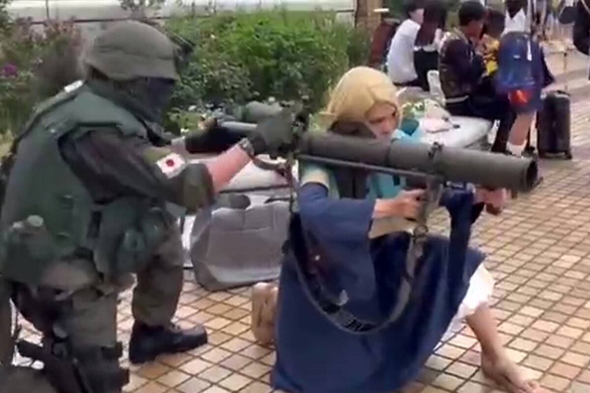 (ویدئو) آموزش استفاده از نارنجکانداز در ژاپن به یک شهروند زن در خیابان