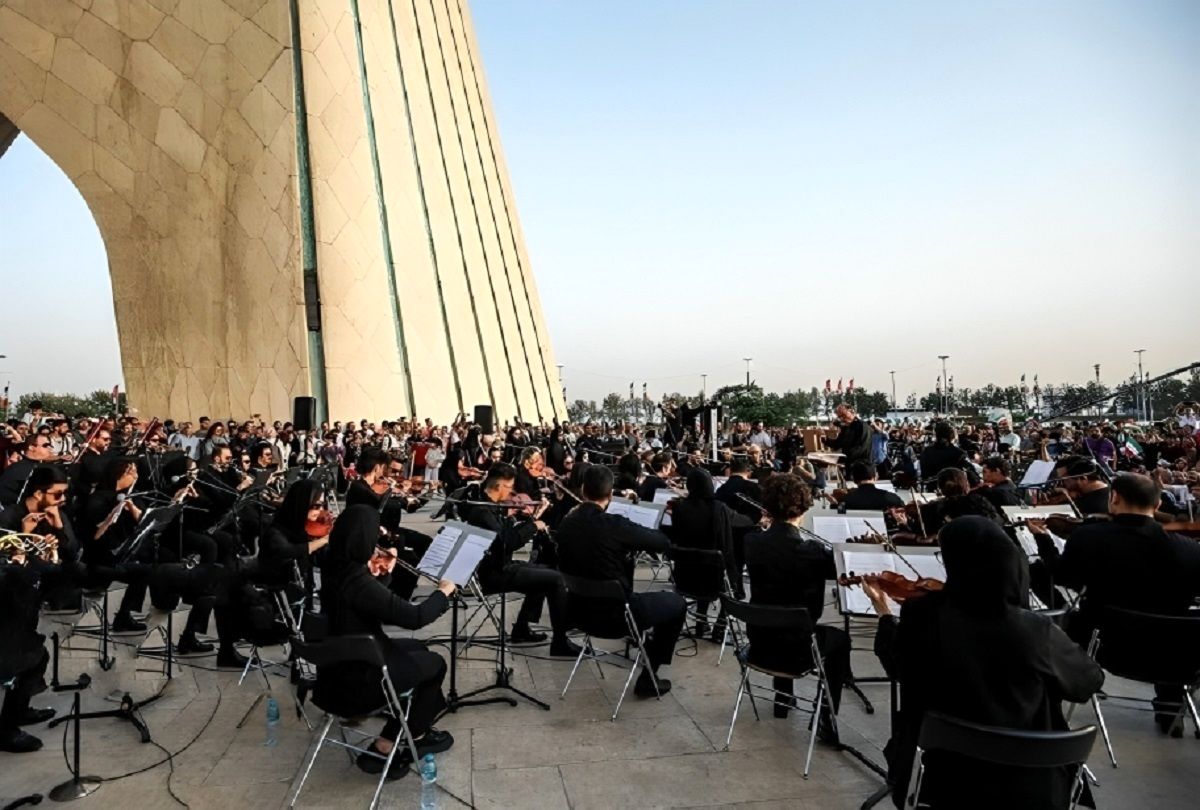 اجرای نام جاوید وطن توسط ارکستر سمفونیک تهران و مردم در میدان آزادی + ویدئو