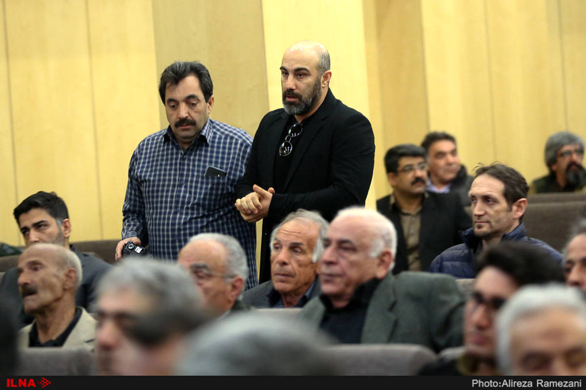 بی تابی محسن تنابنده در مراسم خاکسپاری برادرزاده اش + ویدئو