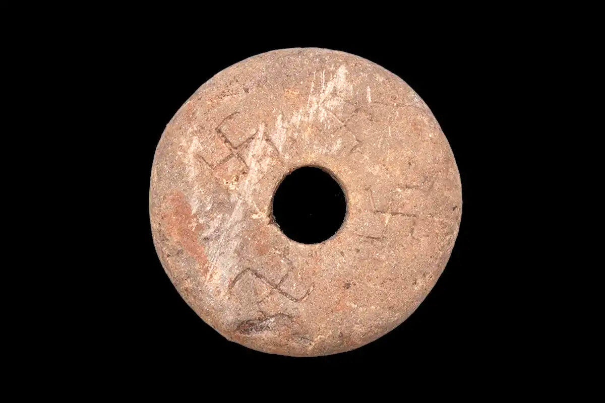  کشف حلقه‌ای با نماد «صلیب شکسته» در بقایای یک کارخانۀ 700 ساله 