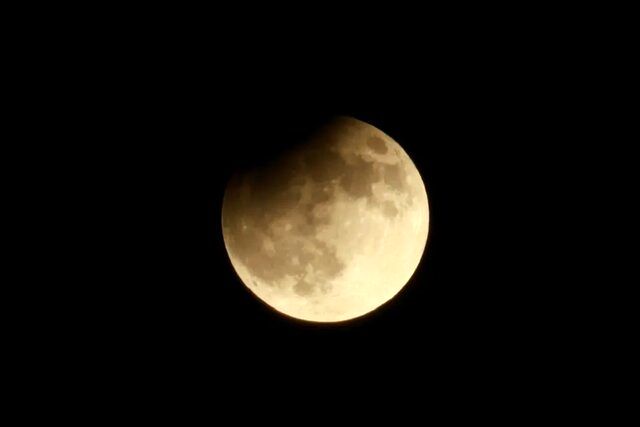 تصاویر ماه‌گرفتگی بامداد چهارشنبه در کشورهای جهان