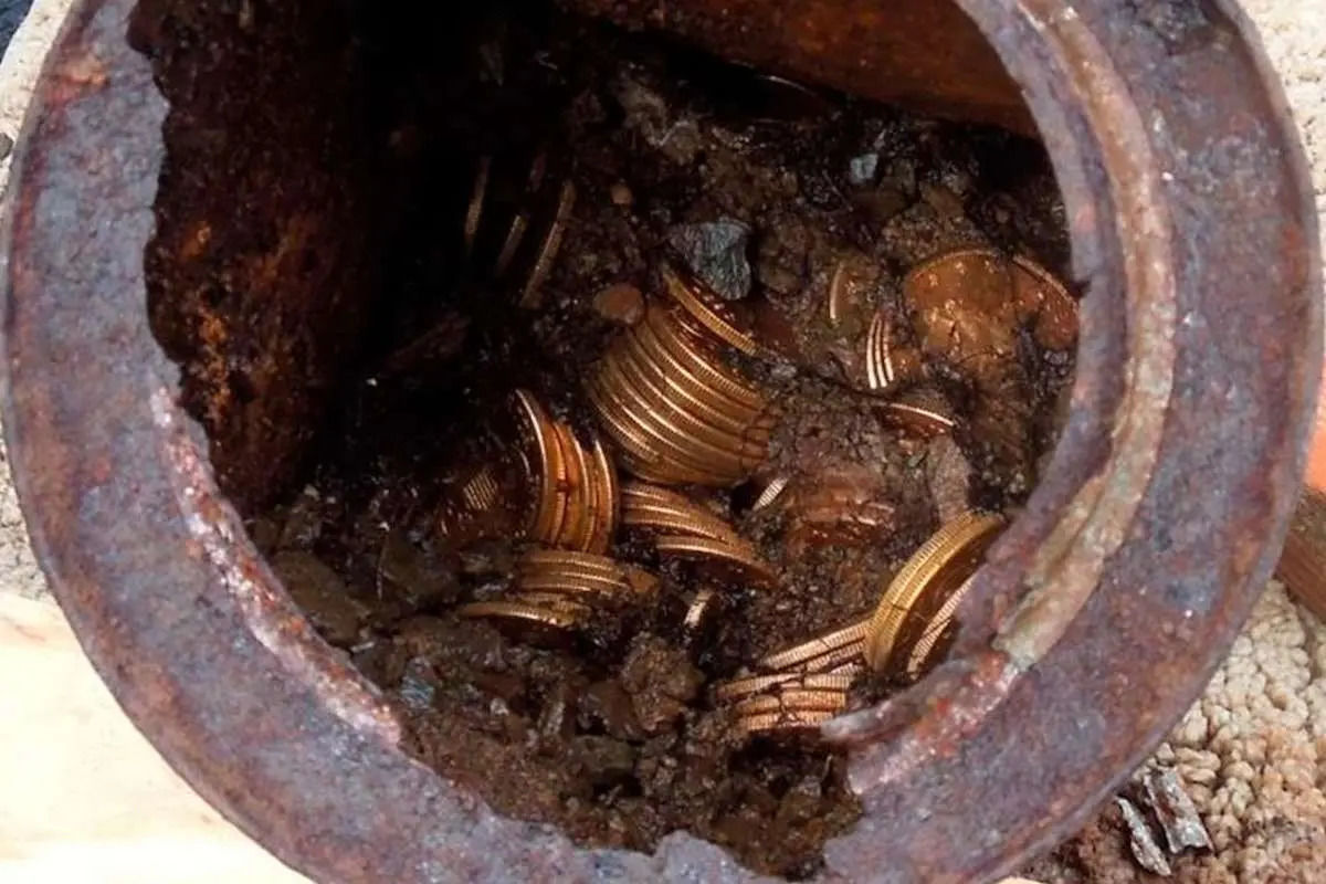  گنج ۱۰ میلیون‌دلاری که در قوطی‌های فلزی دفن شده بود 