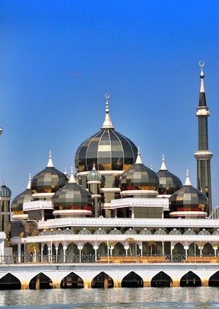 مسجد عجیبی که از شیشه و کریستال ساخته شده است! +ویدئو