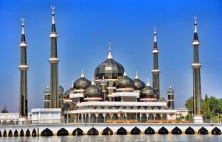 مسجد عجیبی که از شیشه و کریستال ساخته شده است! +ویدئو