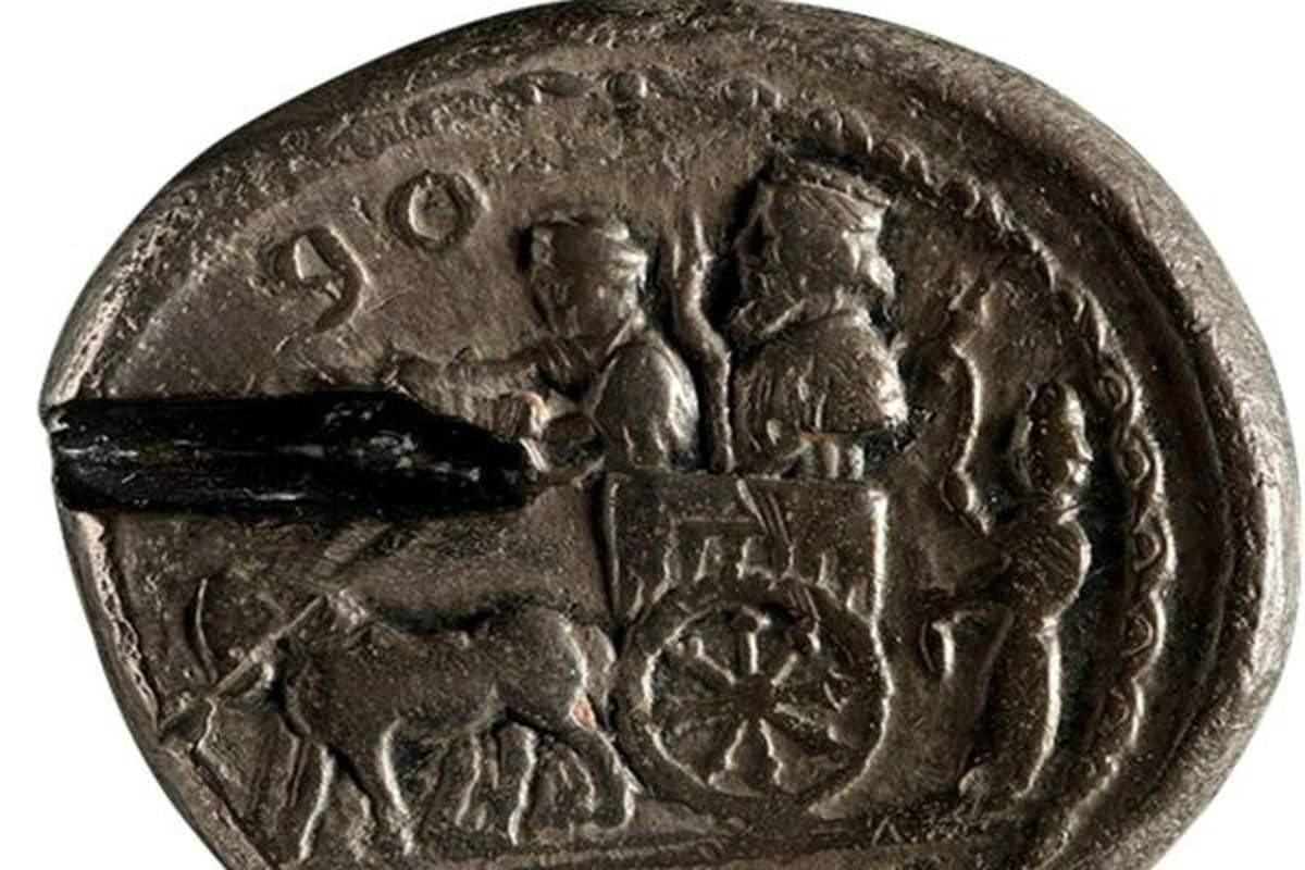 عکس؛ دو دکمه از دوره هخامنشی