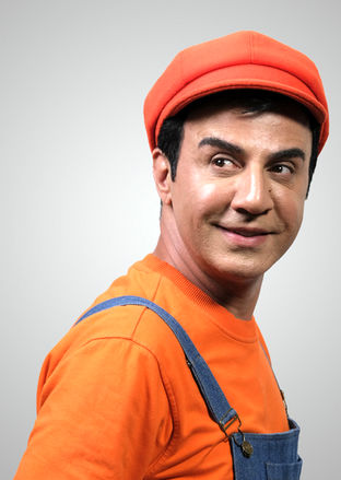 عمو پورنگ در کنار پوری بنایی
