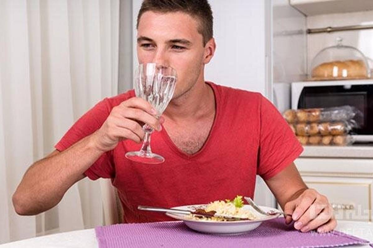 بالاخره همراه غذا آب بخوریم یا نه؟
