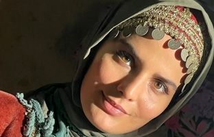 پاپاراتزی ایرانی؛ استایل عجیب غزاله اکرمی با آل استار بنفش و شال نارنجی!