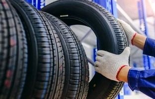 روش‌ های تشخیص درصد آج لاستیک ؛ حداقل عمق آج لاستیک چقدر باید باشد؟