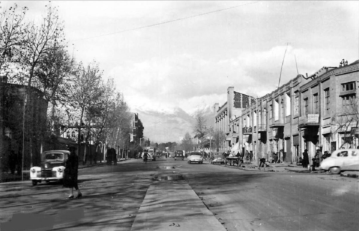 عکس یادگاری با نخستین اتوبوسی که به شمال شهر تهران آمد