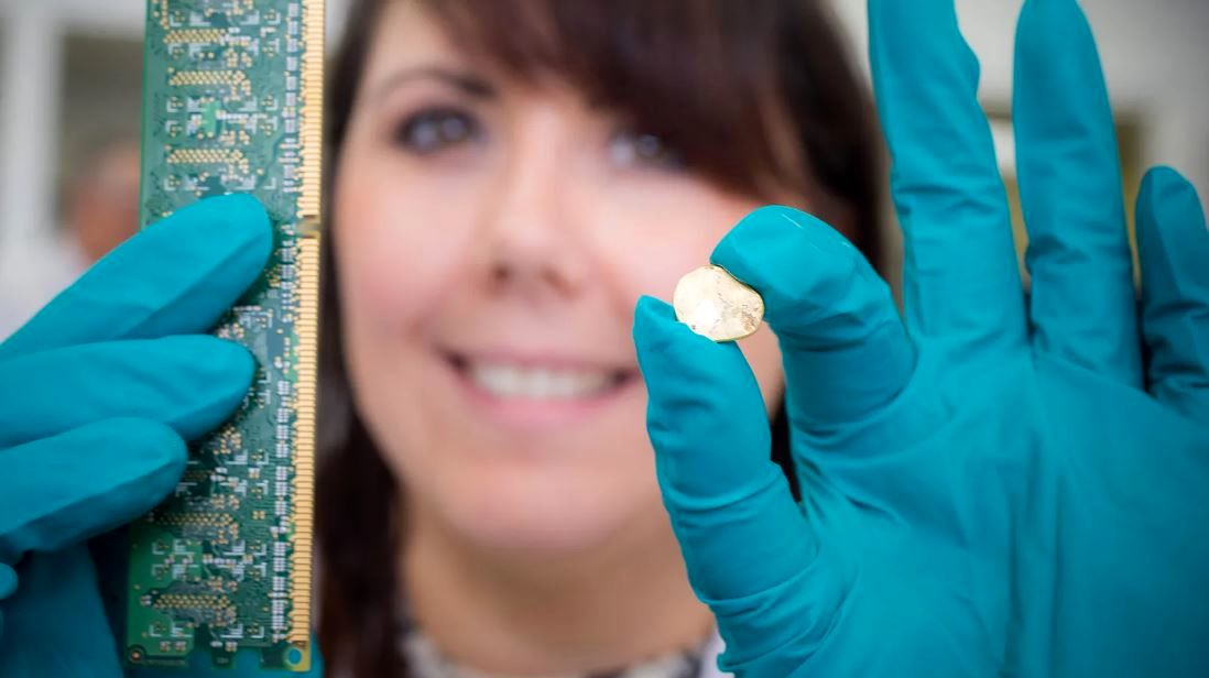 انگلستان با یک «ماده سبز اسرارآمیز» از تلفن همراه و لپ‌تاپ طلا استخراج می کند