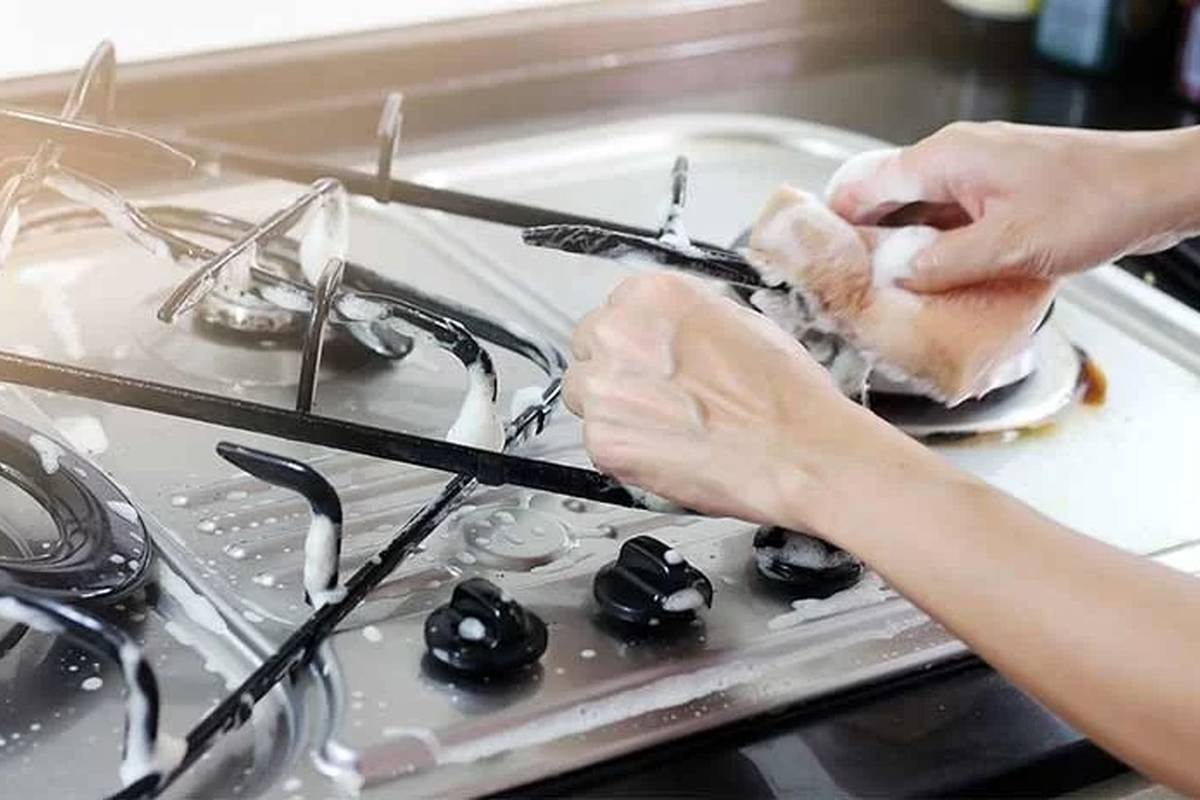 ۵ ترفند جادویی و ساده برای تمیز کردن سر شعلههای اجاق گاز