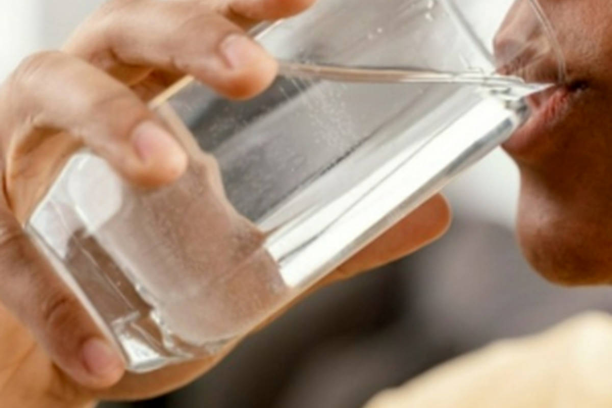 (تصویر) پسری که با آب خوردنش مشهور شد