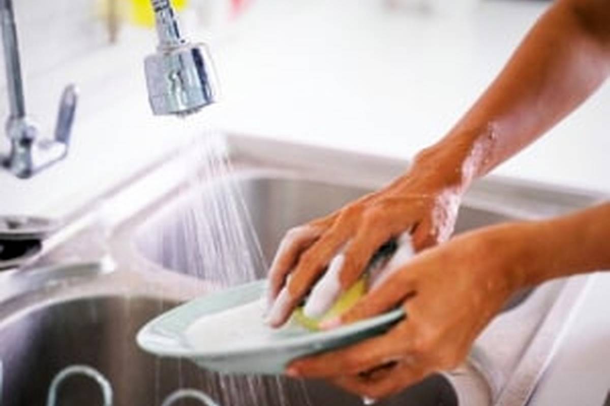 اشتباهات رایجی که هنگام ظرف شستن مرتکب میشیم