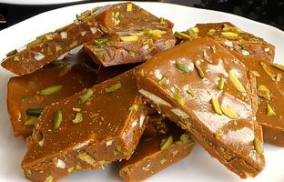 (ویدئو) طرز تهیه سوهان اصل قم برای ماه رمضان