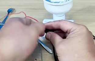 (ویدئو) نحوه تعمیر آسان لامپ های LED با یک چنگال فولادی!