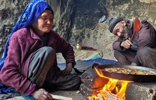 (ویدئو) پخت دیدنی یک غذای محلی با جگر و تخم مرغ به سبک زوج غارنشین افغان
